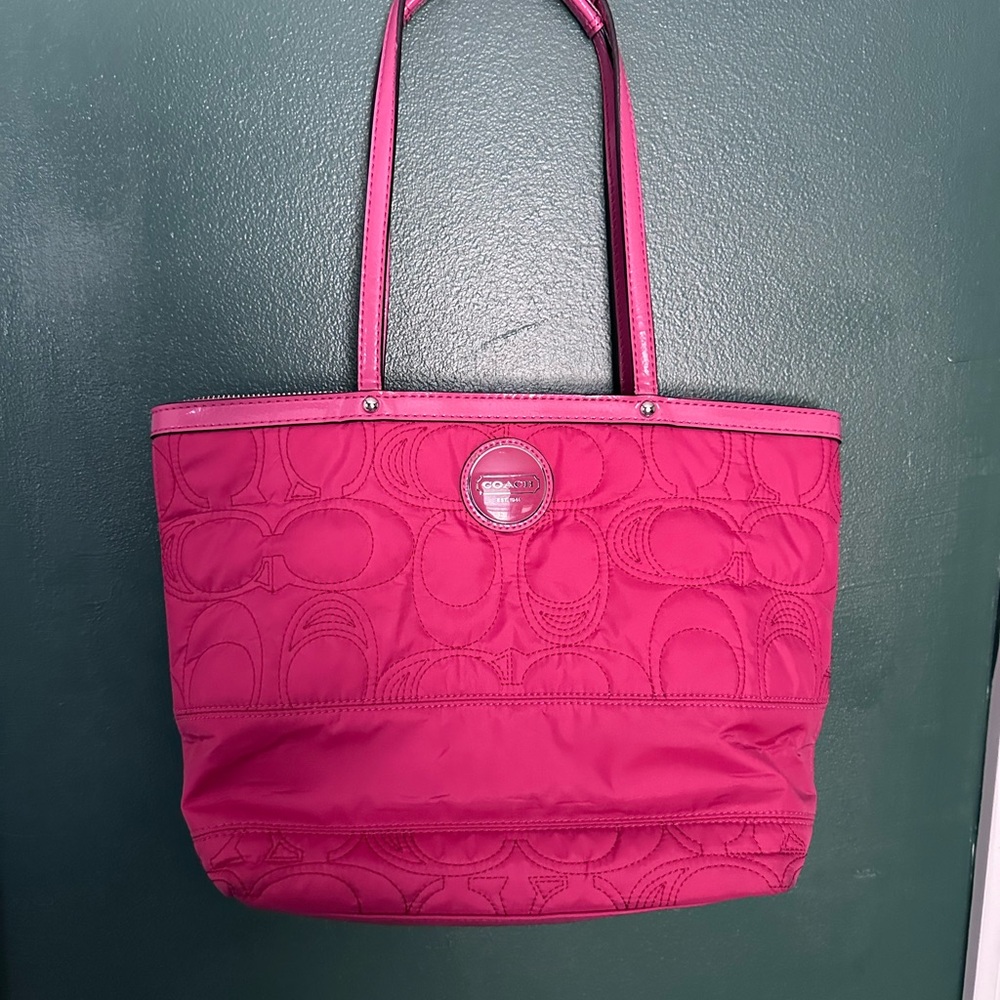 COACH Bag / Shoulder Bag with Fabric Exterior / Pink, Fuchsia